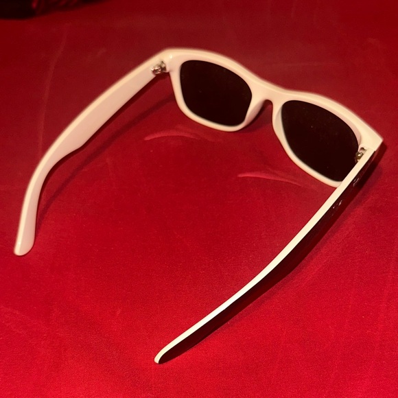 Ray-Ban 2132 Black Frame with Off White Arms Sunglasses 55 18 145 - Picture 3 of 4